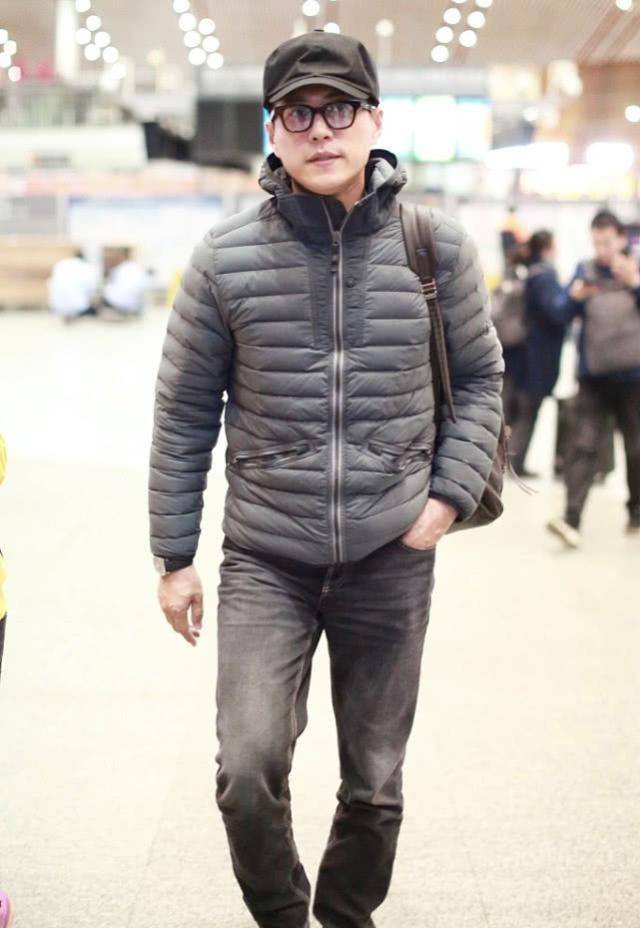 原创靳东打扮得够保暖已经把羽绒服给穿上了搭牛仔裤有型帅气