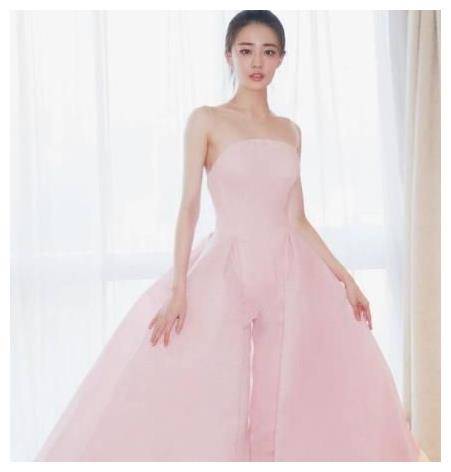 徐璐亮相伦敦,红色抹胸裙似玫瑰女郎,红毯造型,她从来都没输过_裙子