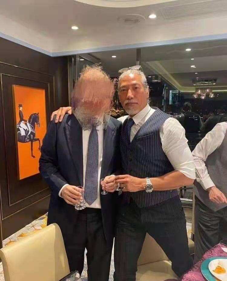 古惑仔张耀扬近况曝光,58岁头发全白仍有型,曾因走歪路被拘息影_角色