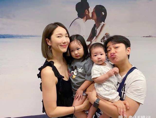 原创李亚男在家晒与小女儿温馨合影王祖蓝出差只能抱妻子的人形立牌