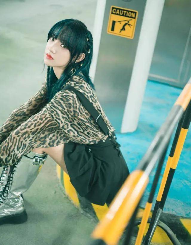 原创程潇cos猫女太撩了猫纹小短裙配皮靴难得展现出女人味