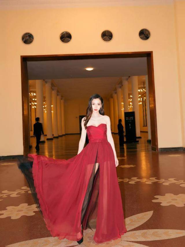 原创杨颖这颜不服不行穿红色抹胸裙美得太贵气全场就她最吸睛