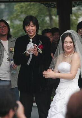 原创看到歌手老狼对她的执着网友终于相信娱乐圈也有真正的爱情