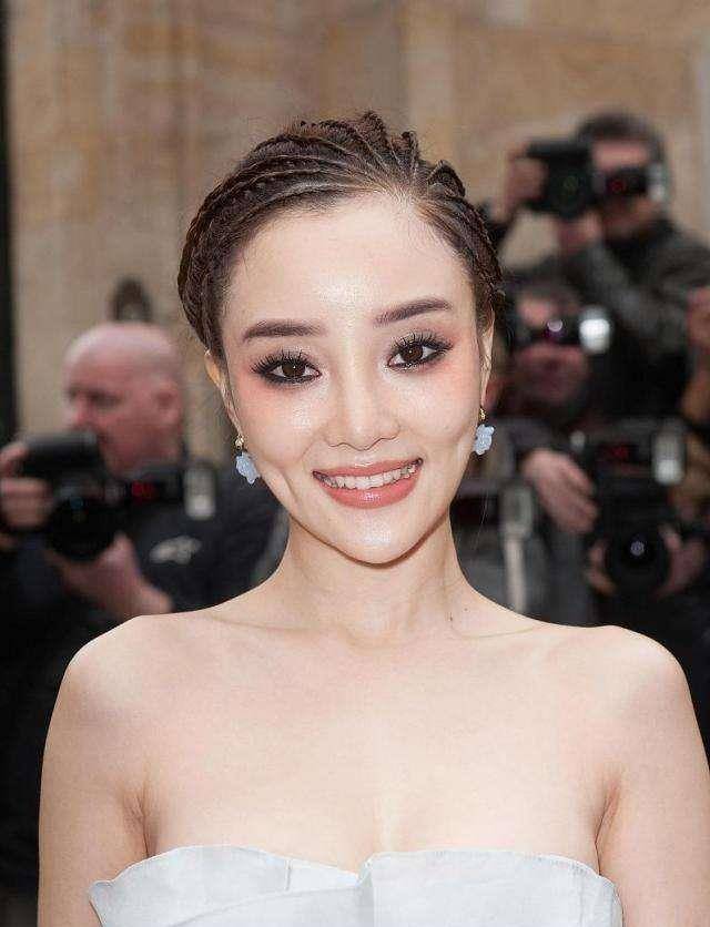 生活中的李小璐有着与她娇小的外表截然不同的疯狂