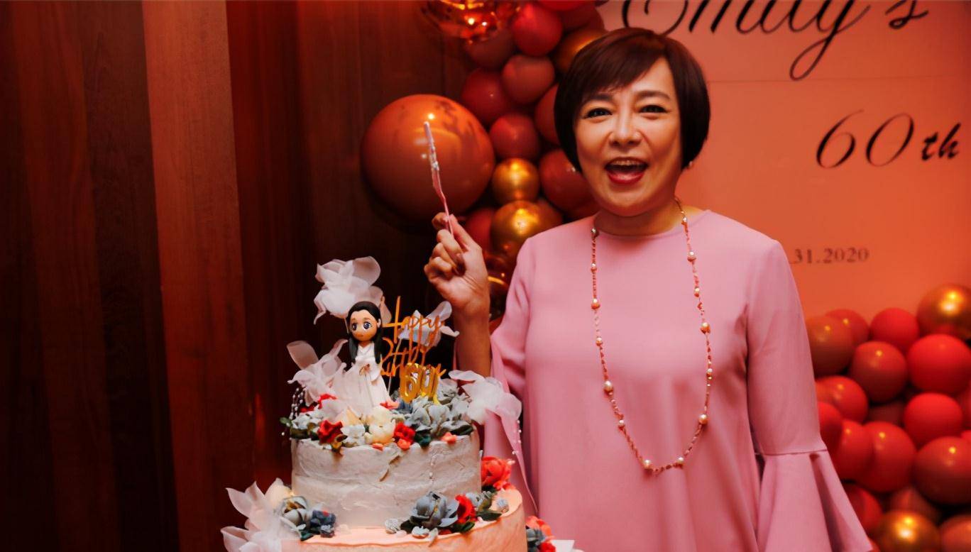 原创朱宝意60大寿23岁女儿罕露面美貌出众长相跟老妈如同复制