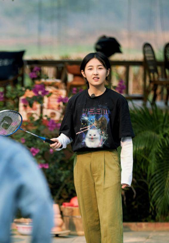 张子枫综艺穿搭真随意日系休闲风青春感十足这衣品太优秀