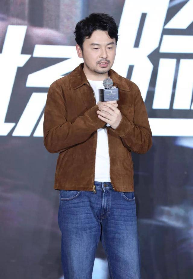 汤唯现身发布会,一袭绿色长裙文艺范十足,与小4岁雷佳音配一脸_气质
