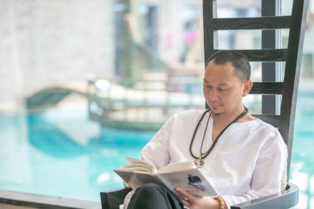 游历半个世界,他把非洲手鼓,澳门姜糖,泰国披肩带回了丽江_牟鑫_日语