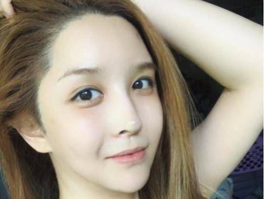 原创44岁变性艺人河莉秀晒自拍短发造型神似男人嘟嘴卖萌很性感
