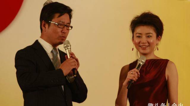 52岁白岩松近况曝光,头发泛白皮肤黑,疑携家人现身平价餐馆_工作_视频