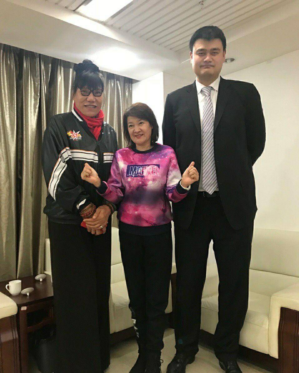 52岁郑海霞独自现身,双腿变形无人搀扶,结婚9年不敢要孩子_中国女篮