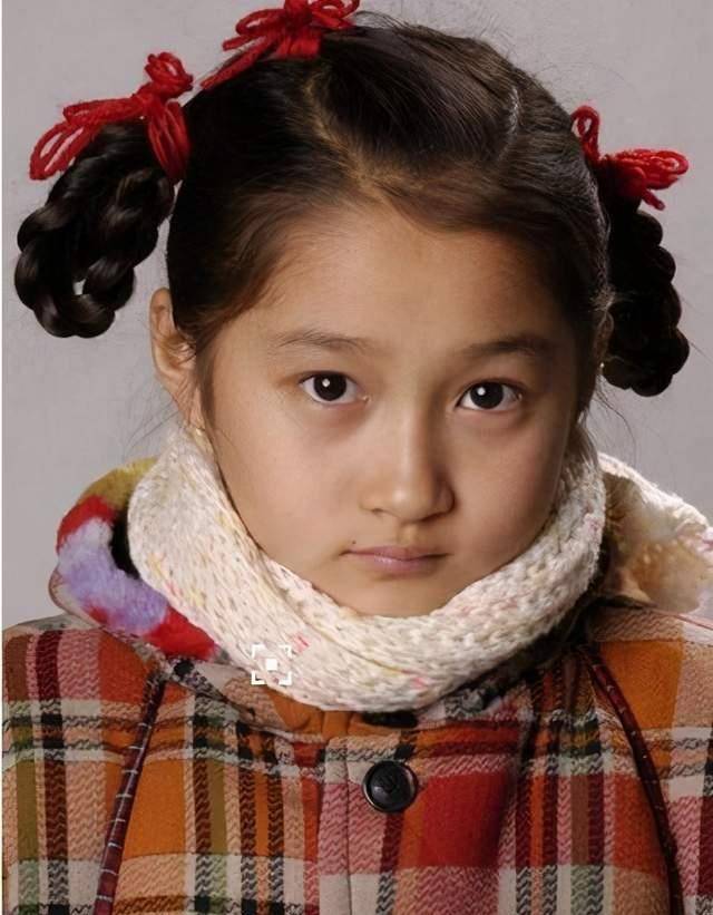 原创谢霆锋童年女装照曝光撞脸关晓彤上热搜关注人数高达18亿