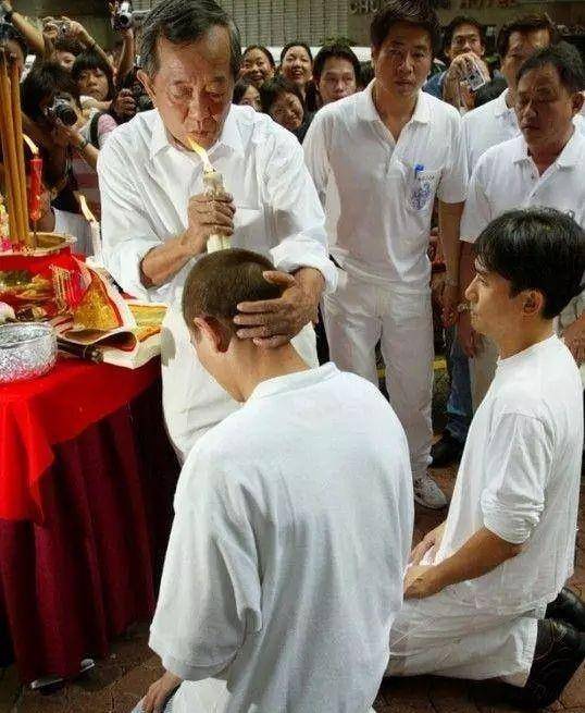 被港圈视作"神明",被梁朝伟认作干爹,白龙王究竟是什么来头?