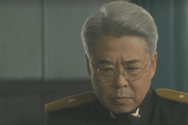 扮演赵院长的演员名叫周晓海,是一位热播剧的常客,在《隐秘而伟大》