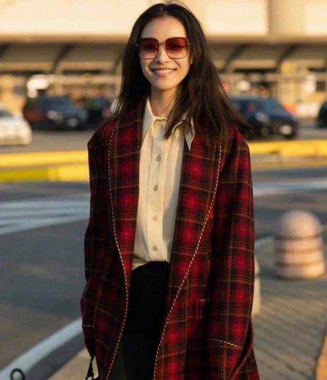 穿搭诀窍3:衣服要有质感倪妮的穿搭款式是很简单日常的,但是依然能穿