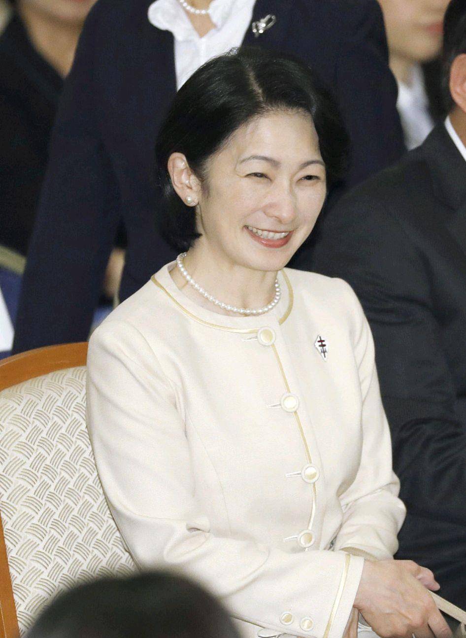 然而,就在德仁天皇推进工作启动时,文仁亲王和纪子妃却也笑了,他们看