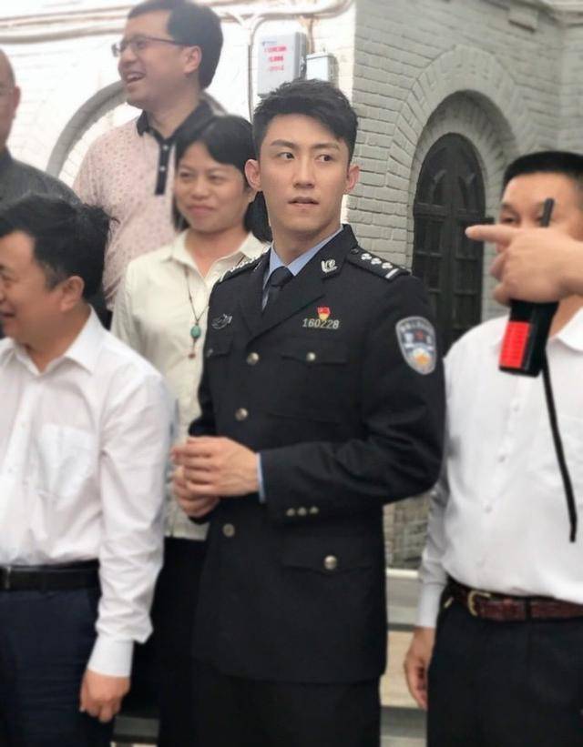 原创破冰行动合影路透出来啦黄景瑜和吴刚同框警服造型帅一脸