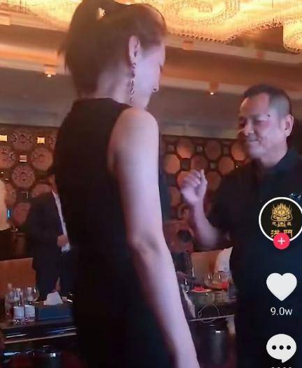 66岁崩牙驹在澳门银河,与娇妻秀甜蜜热舞,引得众人争相拍照_叶嘉怡