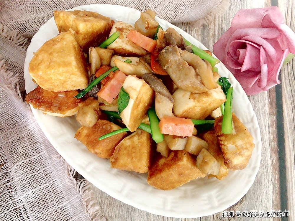 小小有话说—这道【杂蔬烩馒头】吃起来咸香入味,解馋又顶饱,有菜有