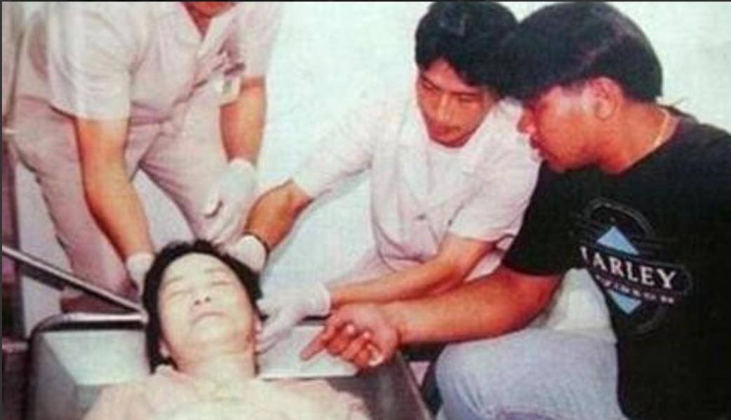 不过由于邓丽君生前的确患有心脏病和各种肾衰竭症状,加上遗体很快被