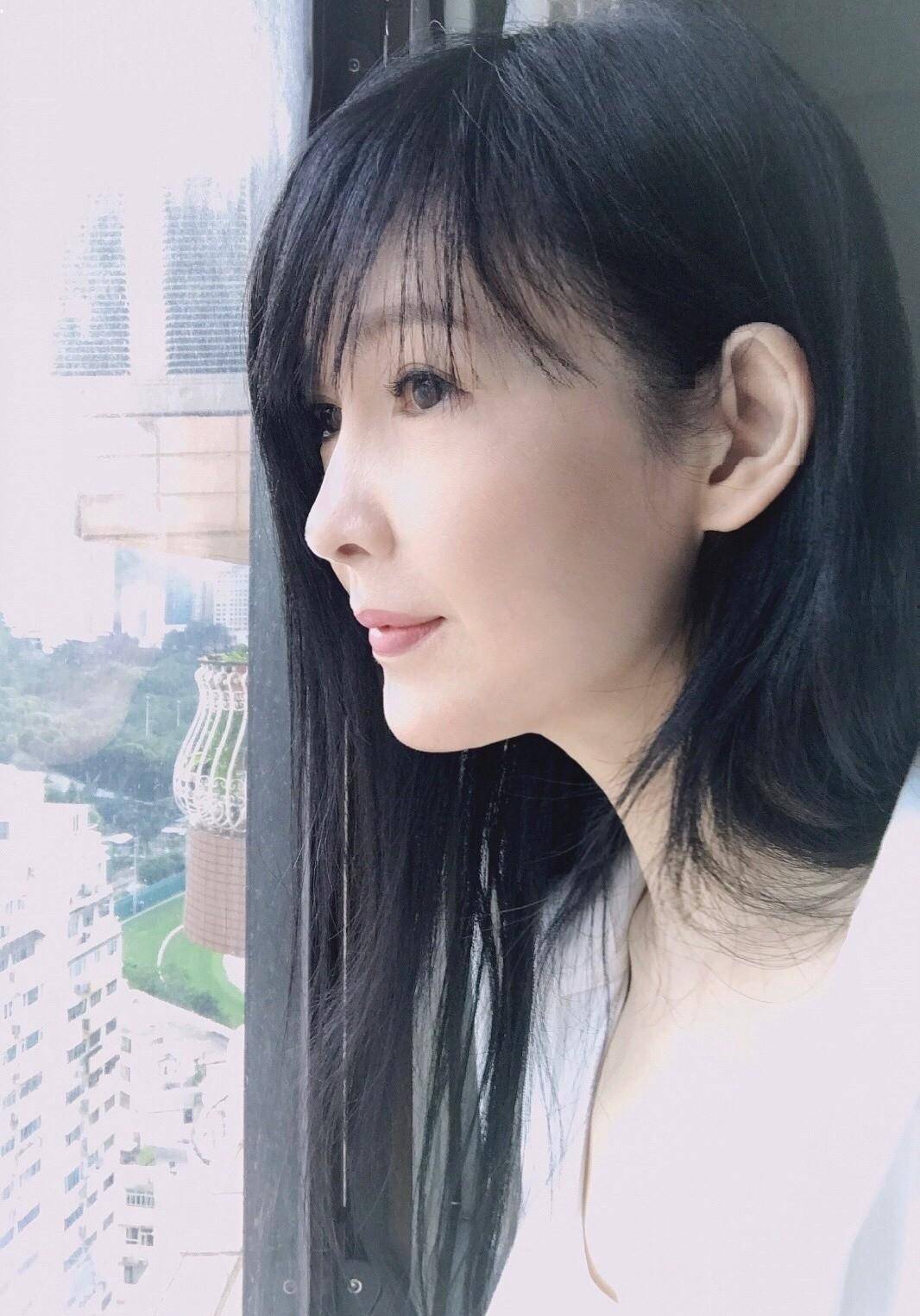 原创周慧敏一生只爱一人坚持只留一个发型37年没变化