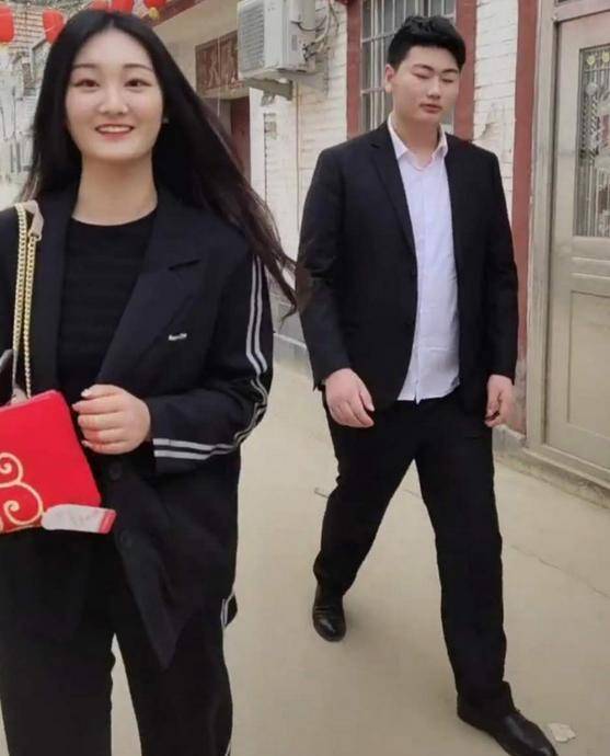 穿露脐装和妈妈跳女团舞,肚子雪白被嘲壮实_陈亚男_朱之文_账号
