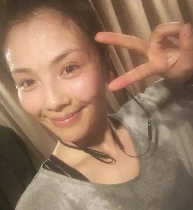 刘涛经常在微博上分享自己运动动态,为了减肥经常在健身房健身,每一次
