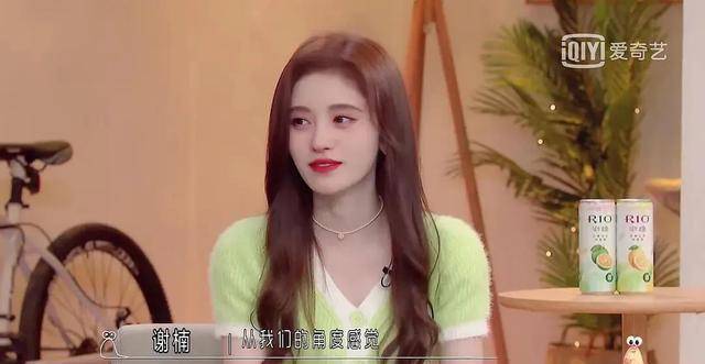 被网友吐槽道:"整个人弱不禁风到堪比林黛玉."头不小心轻轻碰到了灯架