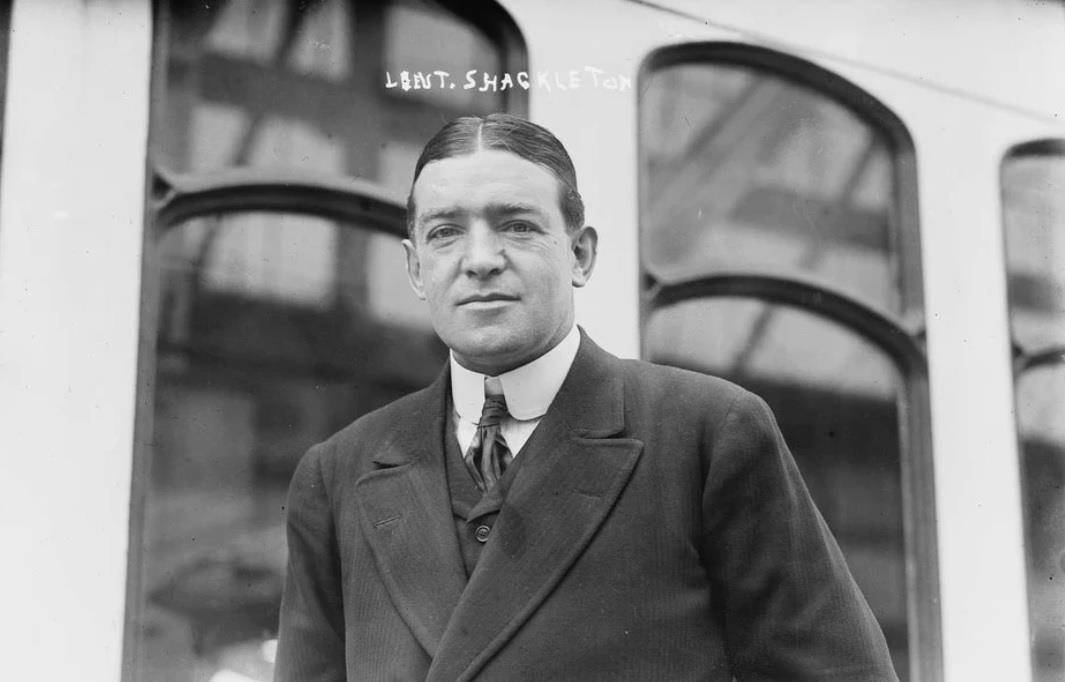 106年前,英国的极地探险家欧内斯特·沙克尔顿(ernest shackleton)带