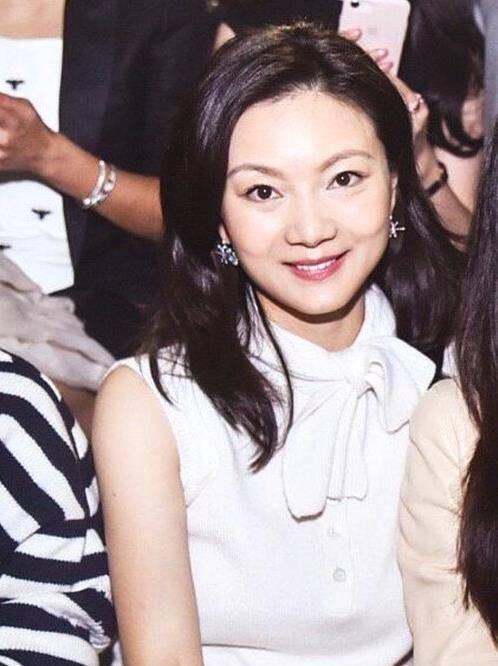 张艺谋39岁娇妻陈婷,穿白色连衣裙宛如少女,铂金耳坠美得好高级_银色