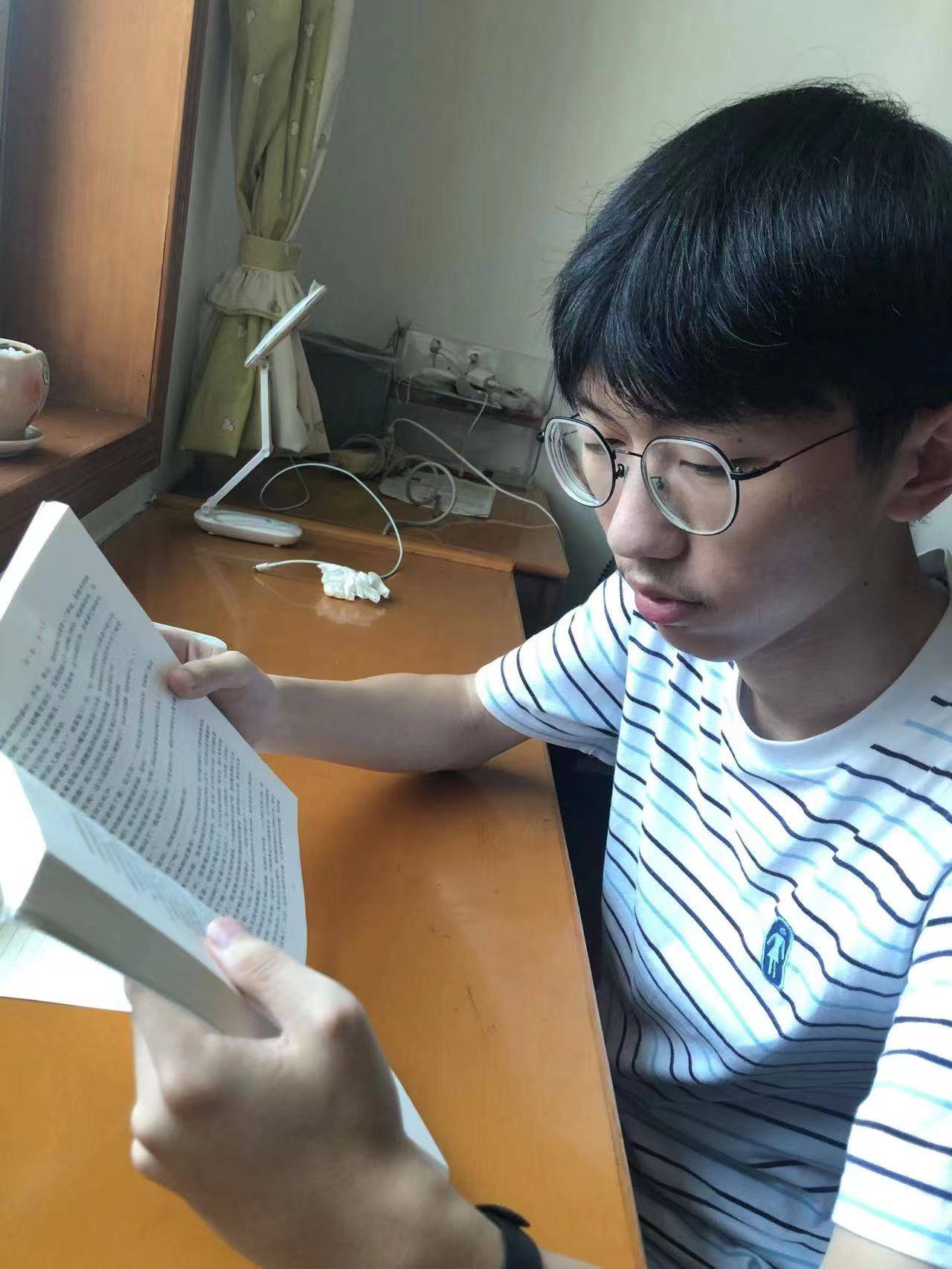 高考英语148分学霸,暑假到便利店打工,还给自己定了个小目标_朱晟