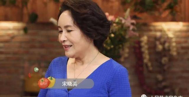 宋晓英在《回家做饭》节目秀厨艺宋晓英与丈夫辛明夫妻俩养了一只小狗