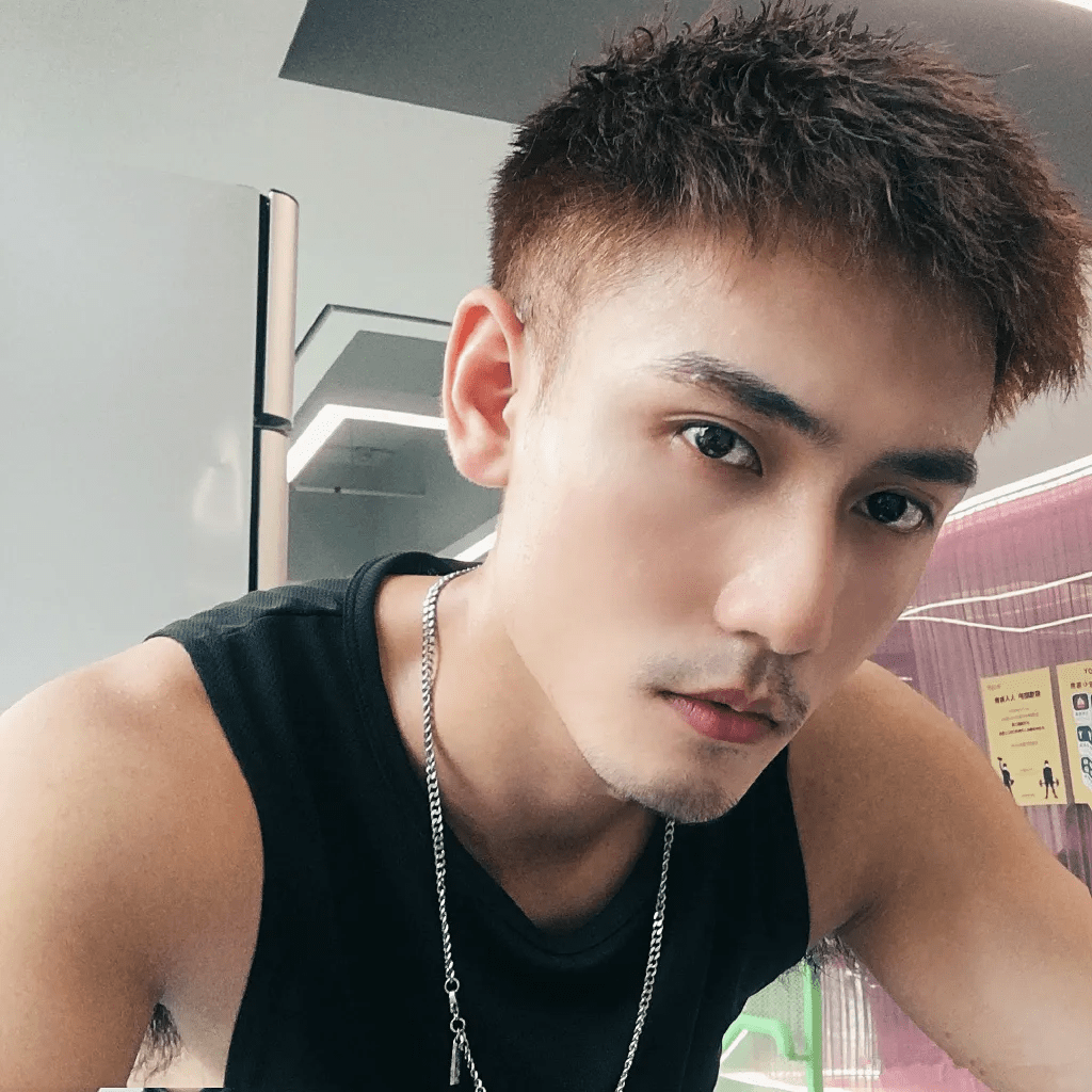 世界西装先生腹肌照被疯传,校草级条顺小狼狗,把网友馋坏了_谢望_身材