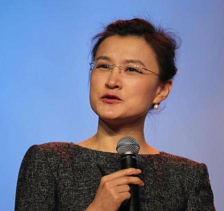 董倩近照她和老公同为电视新闻主持人两人有太多相似之处