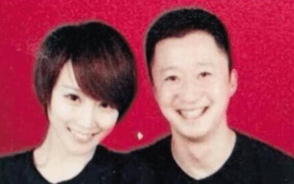 相比于前面几对的结婚证件照,吴京和谢楠的证件照就显得非常特殊了.