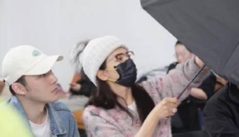 刘涛在后台被拍,43岁不年轻但看着舒服,戴口罩难掩女强人气场!