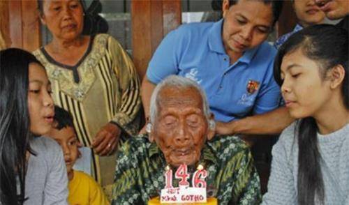 这一年子孙后代为他办了一场盛大的生日宴,马巴高索难得高兴了一回.