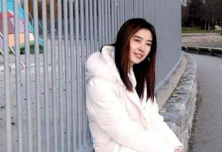 55岁王祖贤现身被质疑整容,脸部浮肿五官变化大,越来越像网红_网友