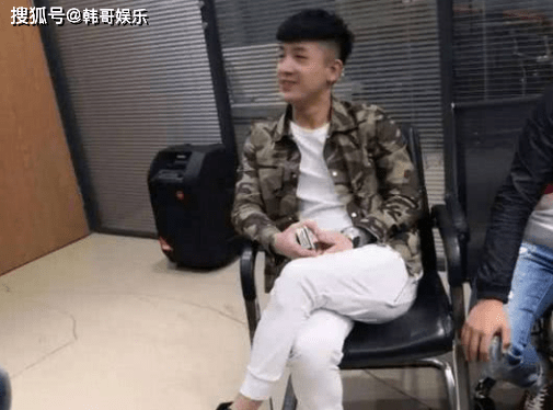 太美了:白小白老婆出境气质非凡!