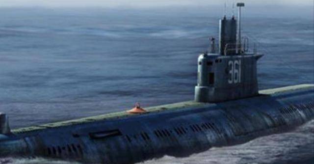 位于威海海域的一艘潜艇偶然浮出水面被当地