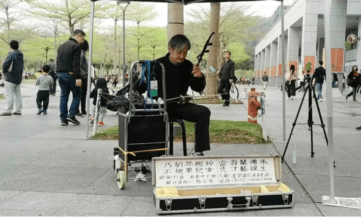 从闹市街头到网络直播,打赏助力67岁二胡艺人找到更