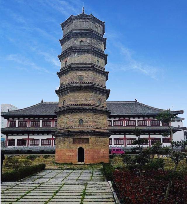 紫水塔为光山县古老的地标性建筑,塔高27米,为八角七级楼阁式砖塔,在