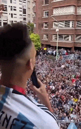 英雄凯旋！劳塔罗返乡庆祝世界杯夺冠，10万人高喊名字，不输梅西