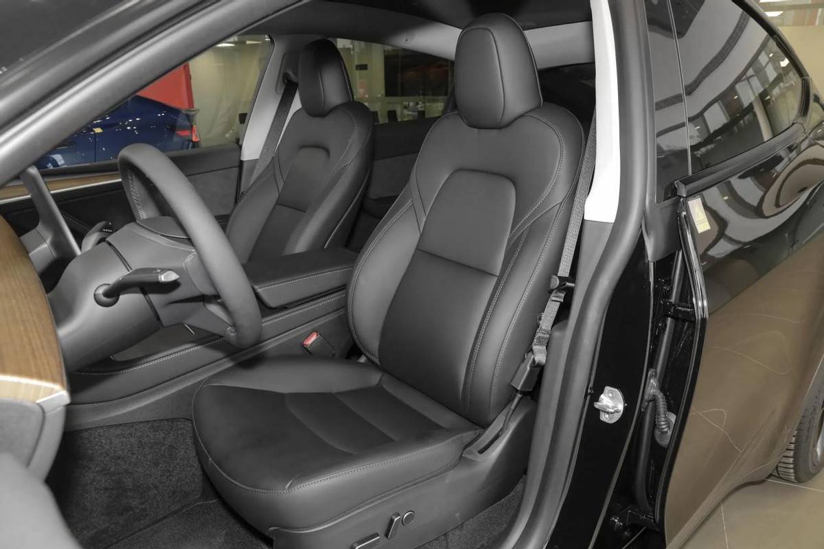 30万级油电中型SUV之争，沃尔沃XC60对阵特斯拉Model Y，如何选？