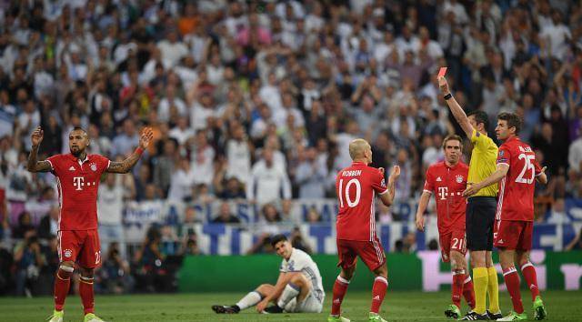 2017年,当时还在拜仁效力的比达尔就曾在对阵皇马时,吃到红牌间接导致