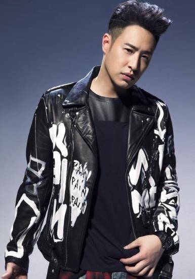 后潘玮柏趁热打铁，陆续推出了《快乐崇拜》《不得不爱》等多首代表作！