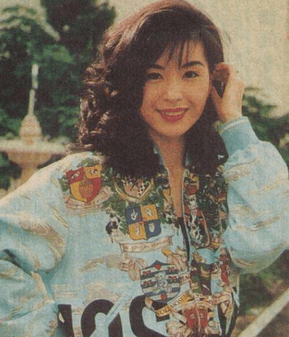 1990年，新婚13天富豪老公暴毙，21岁伍咏薇成千夫所指的“克星”