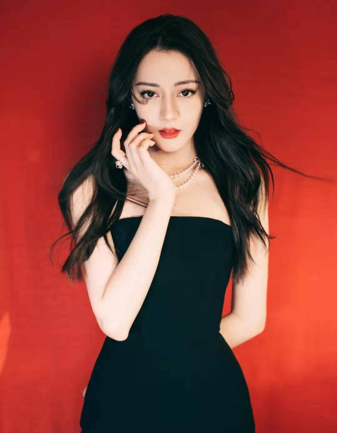 原创袁立穿衣很会拿捏尺度，穿抹胸裙前凸后翘，果然“胖”一点更好看