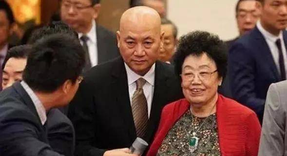 同样被唐僧成名，徐少华晚年受人敬慕，池重瑞被嘲胖耳朵大