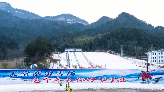 谈球吧体育飞驰在冰雪世界的无尽快感让人们爱上了滑雪这项运动(图7)